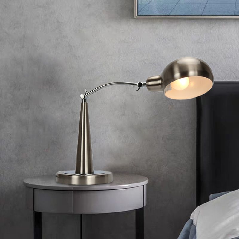 Luz de lectura de tono de cúpula industrial 1 lámpara de mesa enchufable de metal ligero en negro/plateado con brazo ajustable