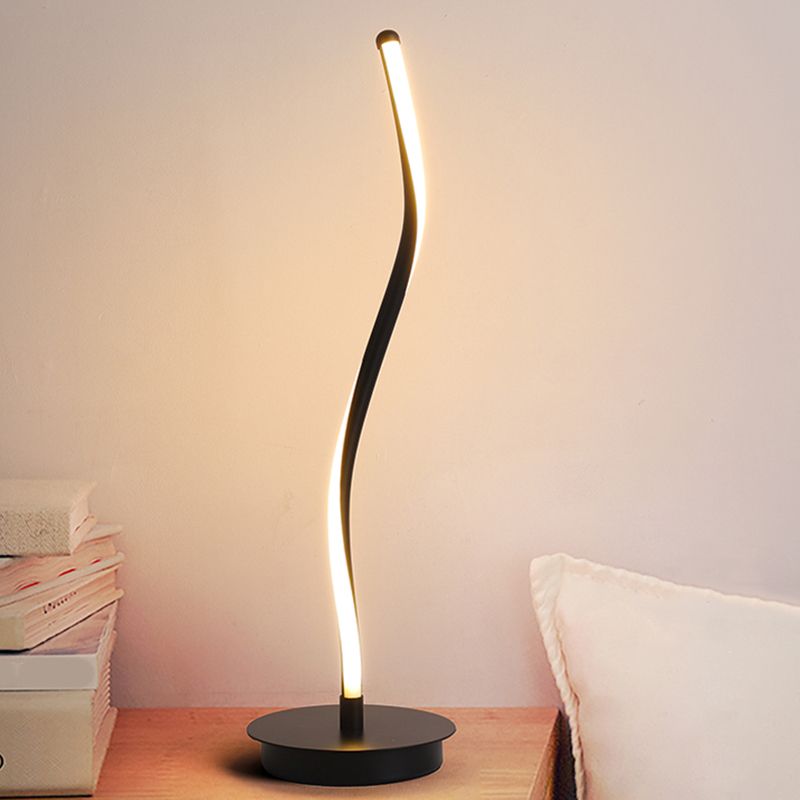 Éclairage de tâche LED noir / blanc en forme de ruban métallique avec piédestal rond