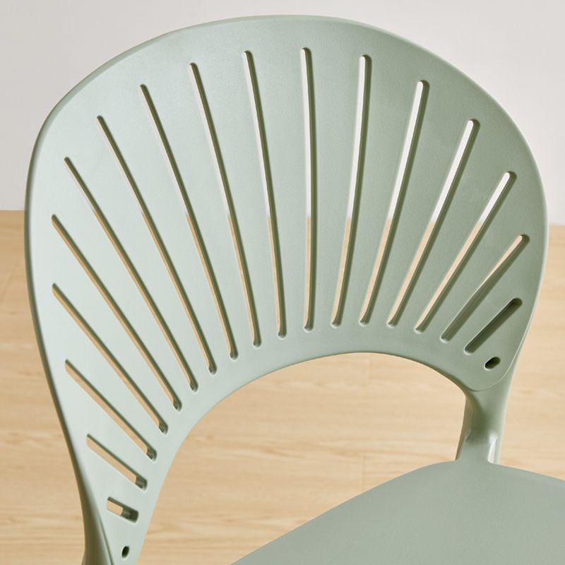 Taburete de bar de plástico de estilo moderno con reposapiés, taburete de bar apilable para exteriores con respaldo bajo