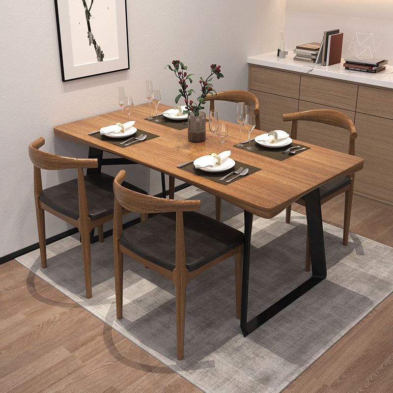 Metaal industriële rechthoek eettafel vaste houten tafel met sleeënbasis
