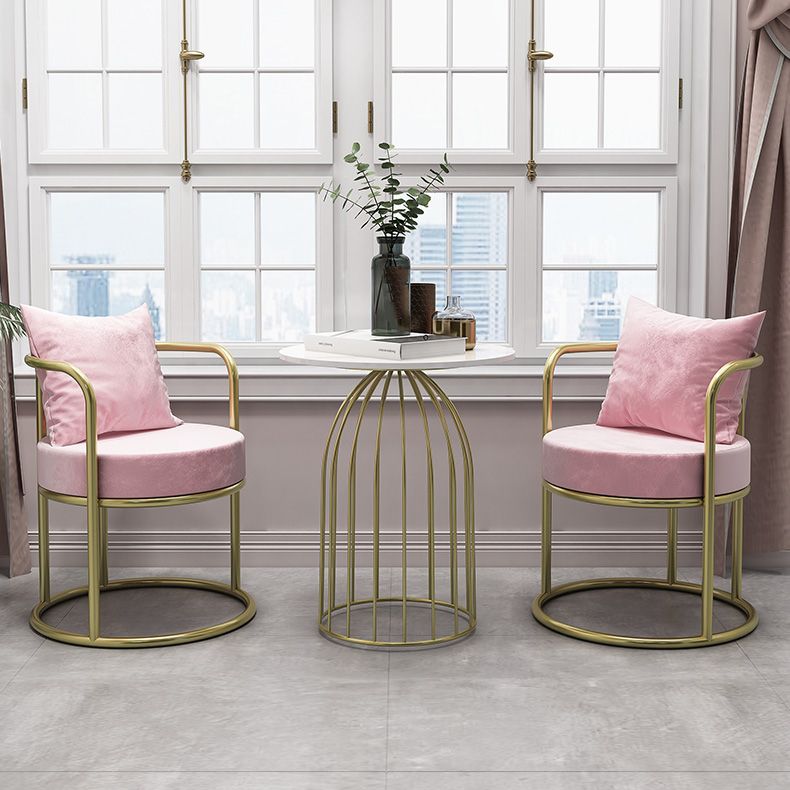 El comedor del metal del estilo nórdico preside el terciopelo que cena la silla para el uso del restaurante