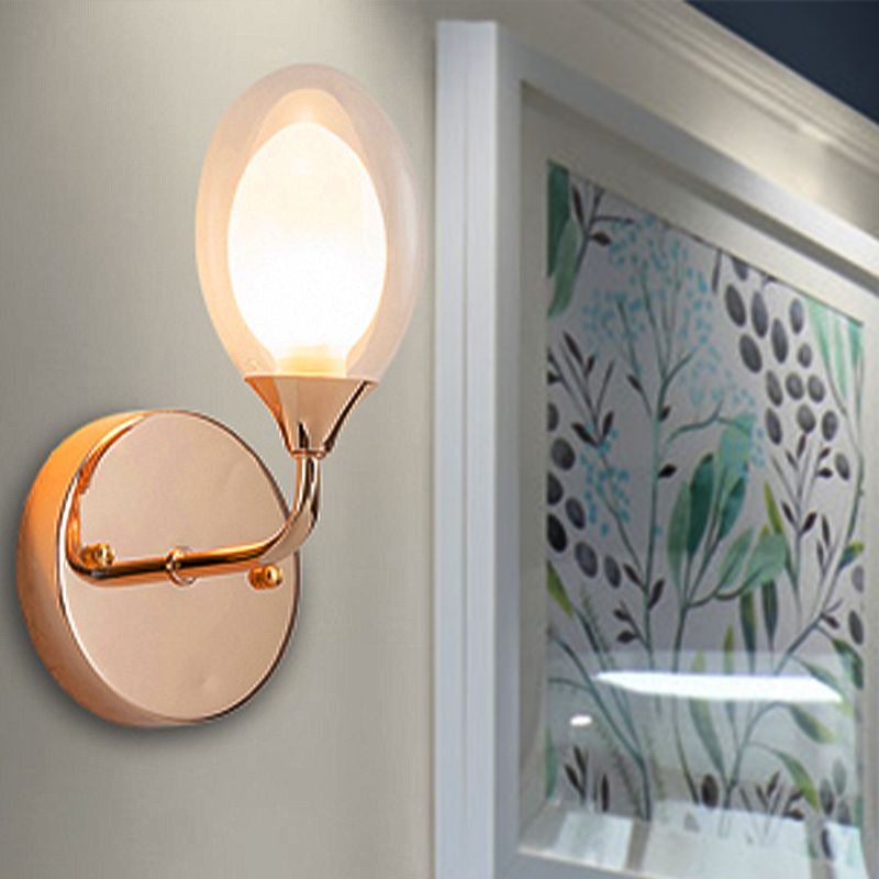 Una luz de pared de bulbo con tono oval