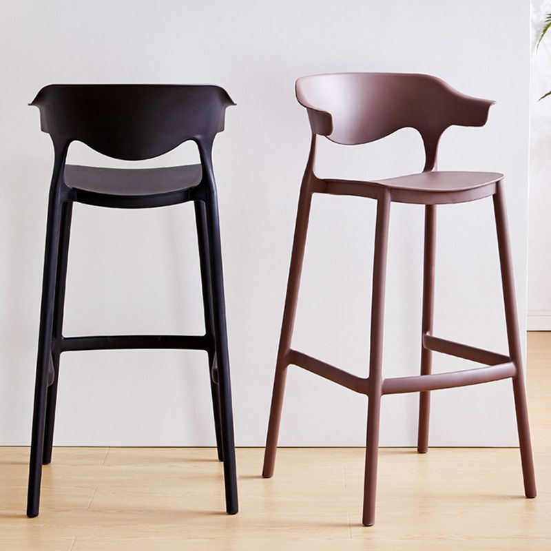 Taburete de bar de plástico de estilo moderno con reposapiés, taburete de bar apilable con respaldo bajo
