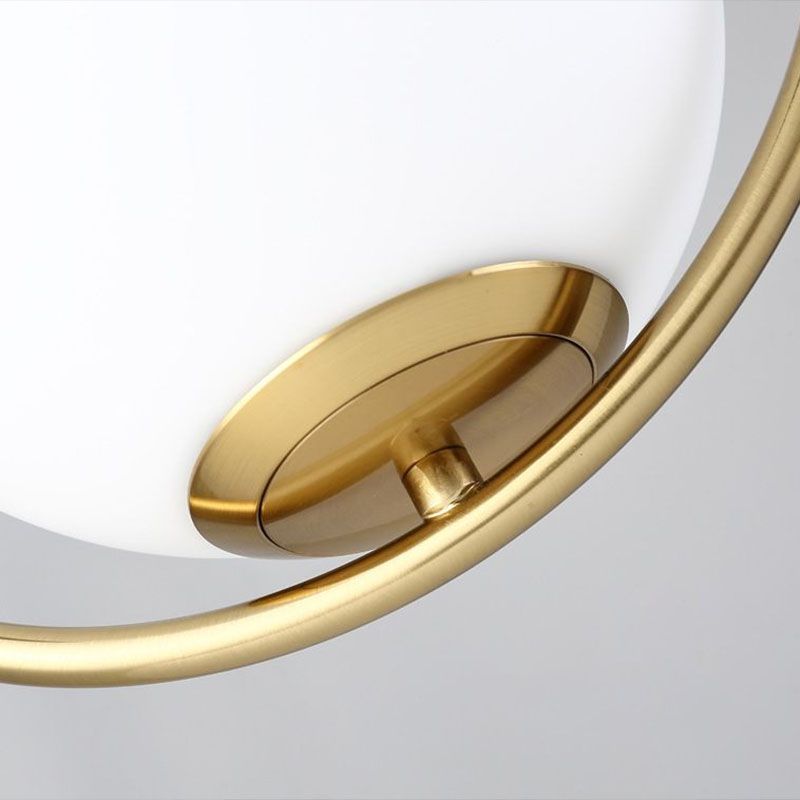 Pendule de lit de chevet globe Verre de crème légère 1-tampon Pendant le plafond postmoderne avec anneau en or