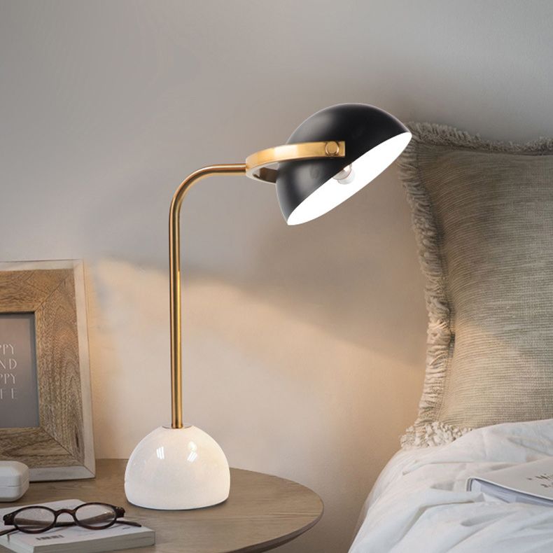 Lámpara de mesa de curvas de metal posmoderno 1 lámpara de noche negra con sombra de domo ajustable