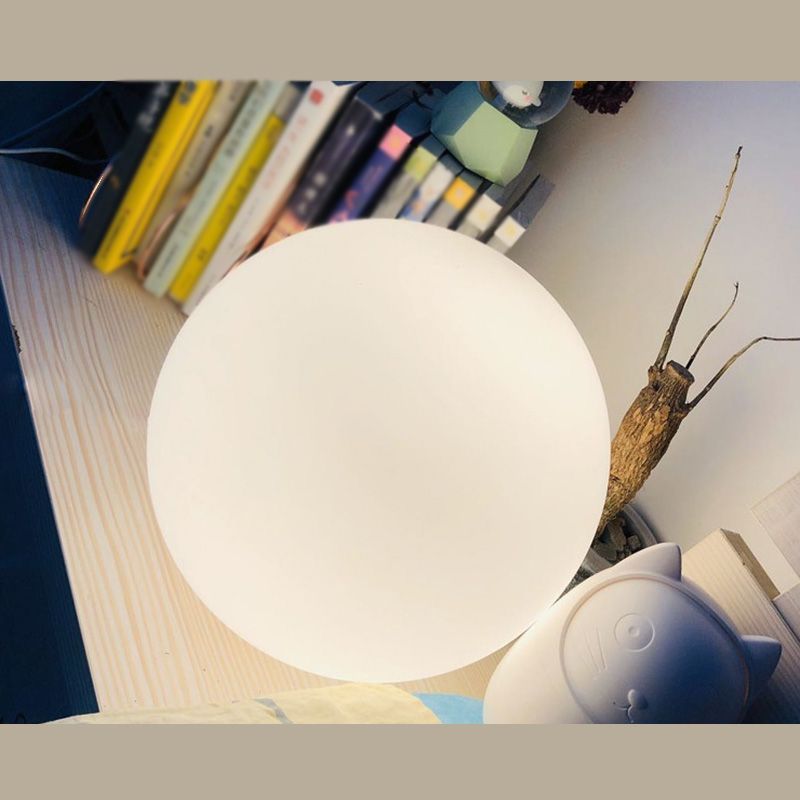 1-Kopf-Wohnzimmertischlampe nordisches Nachttischlicht mit kugelförmiger weißer Glasschatten