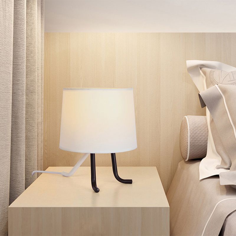 Lampada da comodino in tessuto a botte Lampada da tavolo nordica a 1 lampadina in lino/bianco con 3 gambe per camera da letto