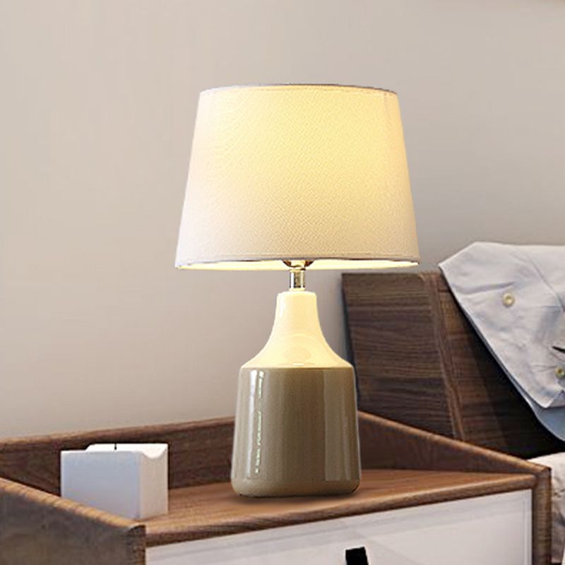 Moderne taps toelopende trommeltafel Licht Keramische nachtverlichting 1-lichtsbed in bruin/wit en grijs met stofschaduw