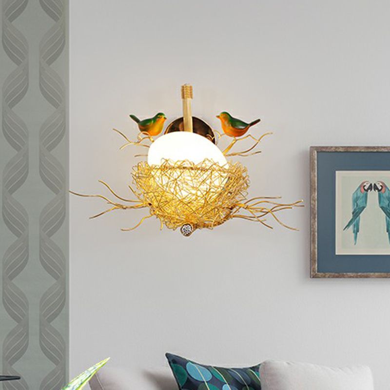 Aluminiumvogel-Den Wandleuchten Kunstdekor 1-Licht Goldwandlampe mit ovalem weißen Glasschatten