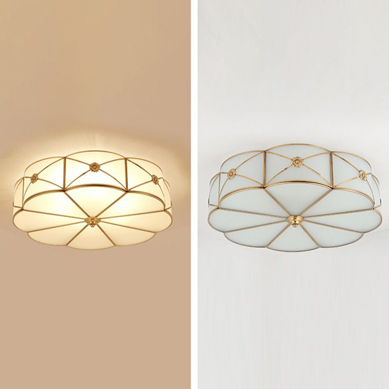 Luminaria dorada montada en el techo Vidrio de estilo tradicional con sombra cerca de la iluminación del techo