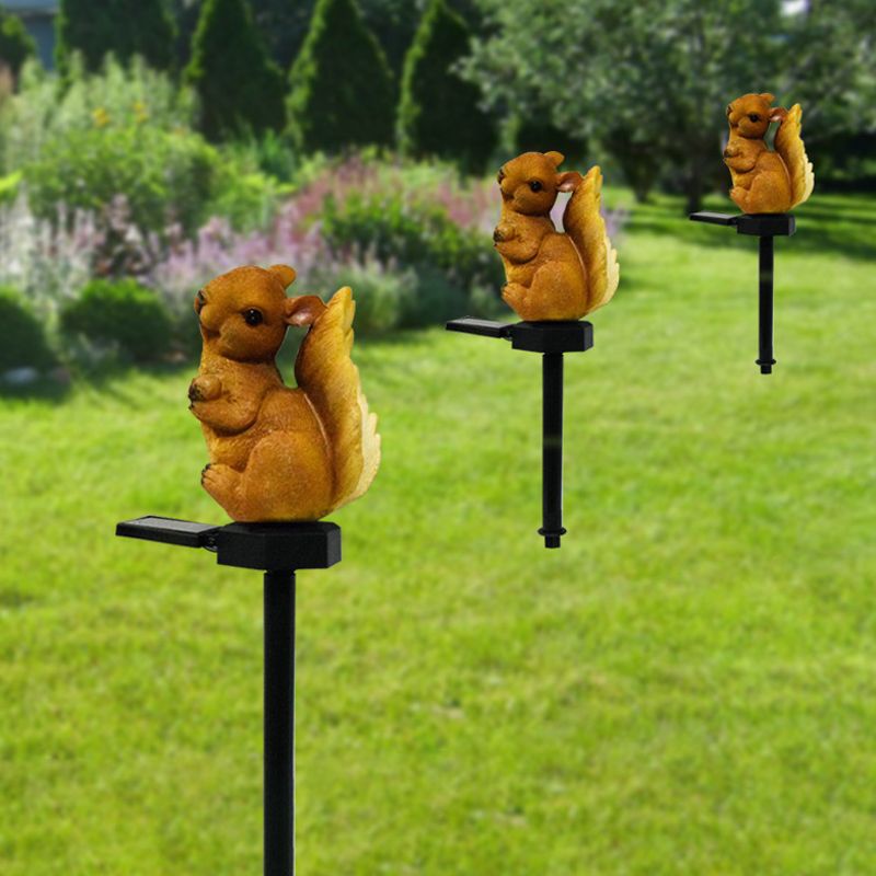 Resin Squirrel Shaped LED Lawn Lighting Artistic Brown Solar Stake Light for Courtyard