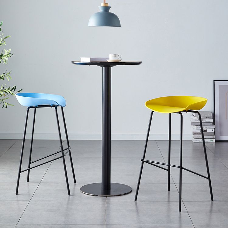 Taburete de bar moderno, taburete de bar interior de plástico sin brazos con base de acero con reposapiés