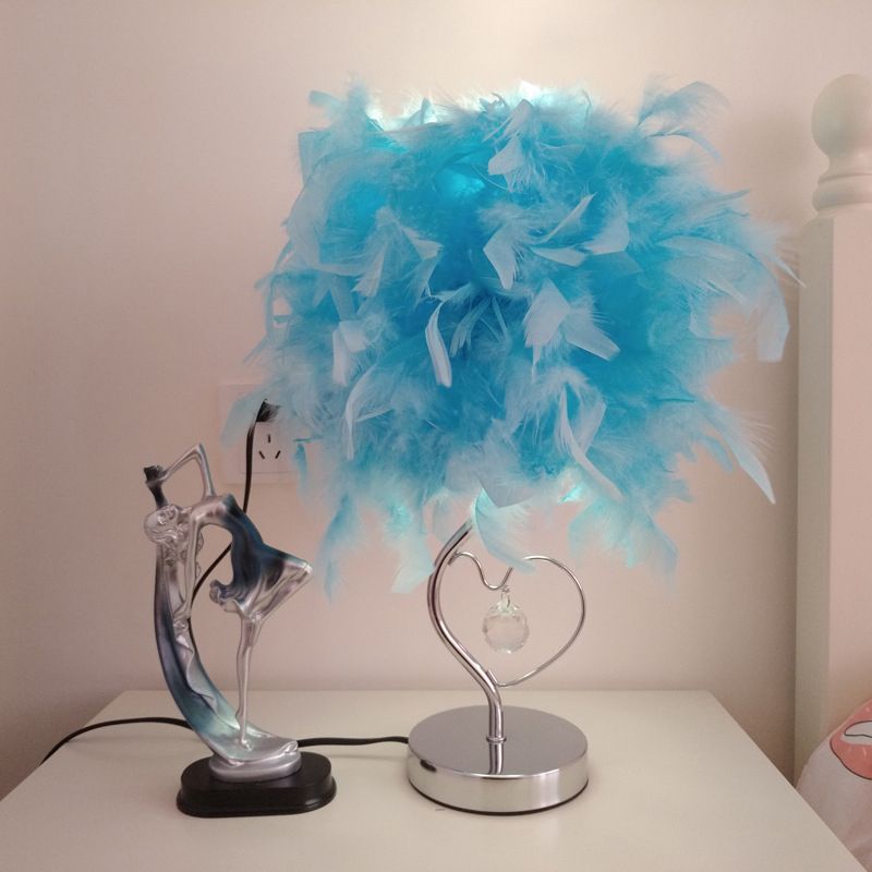 Lampada da tavolo nordica a forma di cuore amoroso con piume, 1 lampadina, lampada da tavolo decorata in cristallo in rosso/blu/bianco