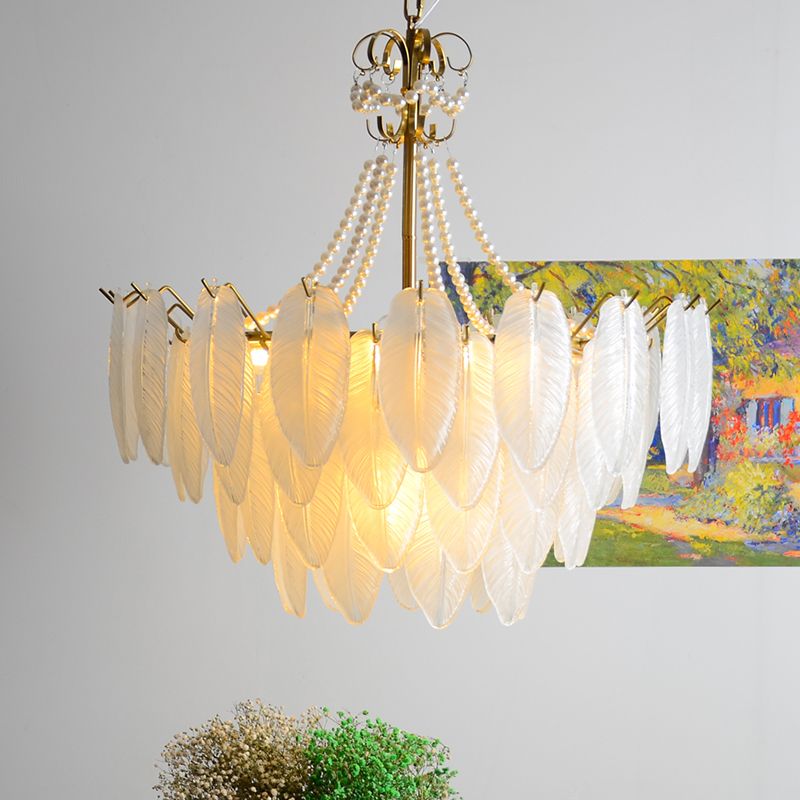 Luminaires de lustre en métal doré.