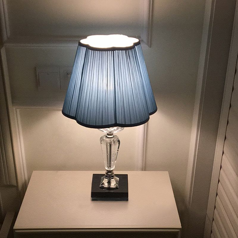 Azul 1 Ligera de la mesa de la noche ligera Lámpara de lectura de sombra de acabado floral de tela tradicional con base de urna de cristal