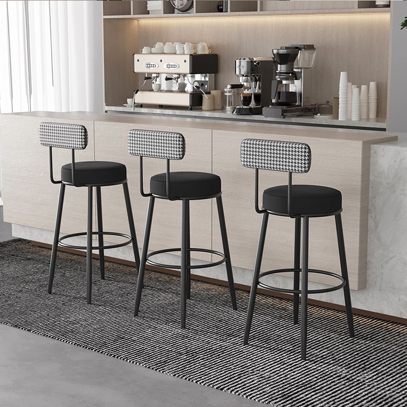 Tabouret de bar nordique en métal noir, haut d'intérieur à dossier bas et siège rembourré
