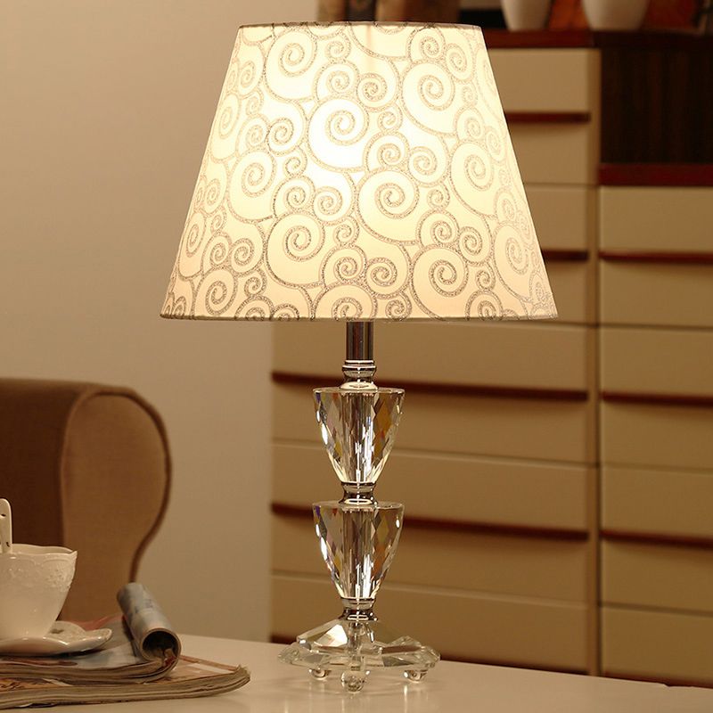 Globe Crystal Globe / Triangle de type triangle Light Moderne 1 lampe de nuit en bulbe en blanc / argent avec une teinte conique