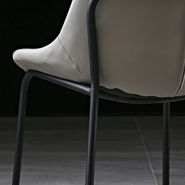 El comedor moderno del metal preside sillas sin brazos tapizadas del cuero lateral de la PU