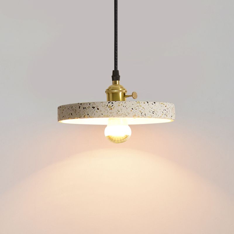 Funzione illuminazione a sospensione ombreggiata in terrazzo in stile minimalista a soffitto appeso in bianco