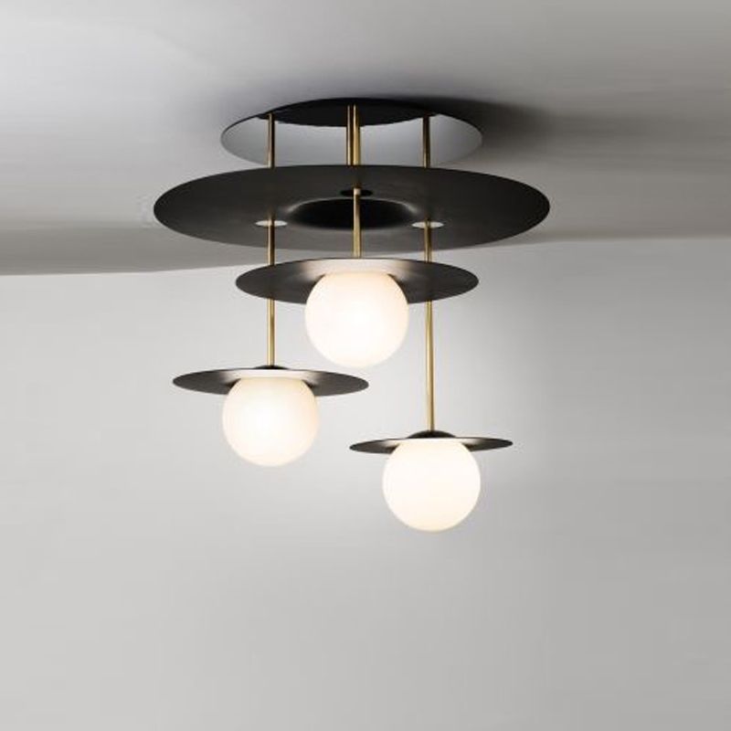 Illuminazione da soffitto nera a 3 teste con luce a semi-incasso in metallo a disco con paralume in vetro opale Orb