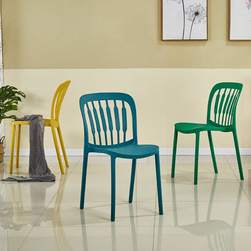 Chaise d'appoint empilable en plastique de Style Glam, chaise de salle à manger au fini mat pour un usage domestique