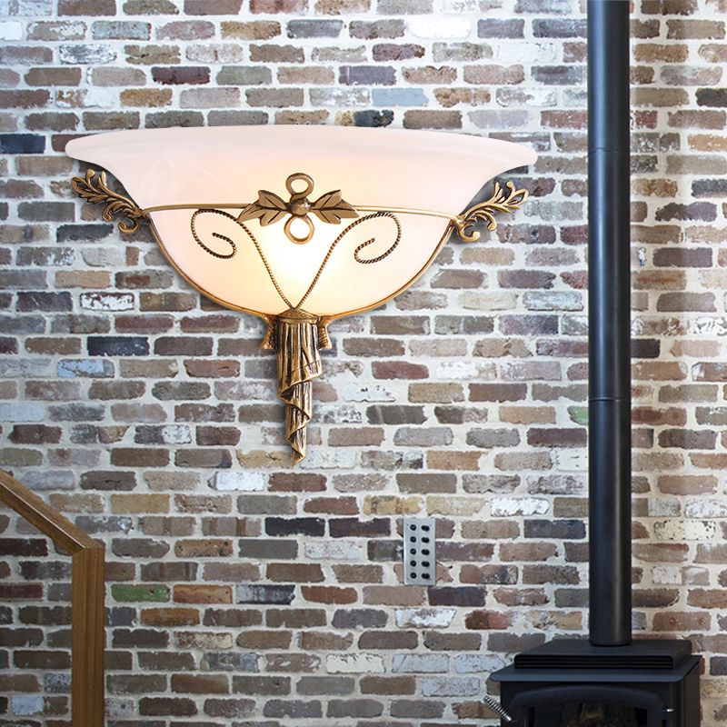 Applique de trompette traditionnelle Verre blanc / jaune 1 luminaire mural mural avec déco de feuille pour escalier