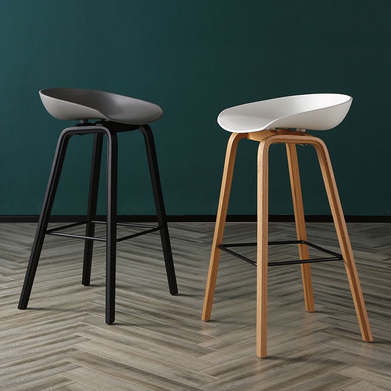 Zeitgenössische, einfache Thekenhocker, 30-Zoll-Barhocker mit Holzbeinen für den Innenbereich und Kunststoffsitz