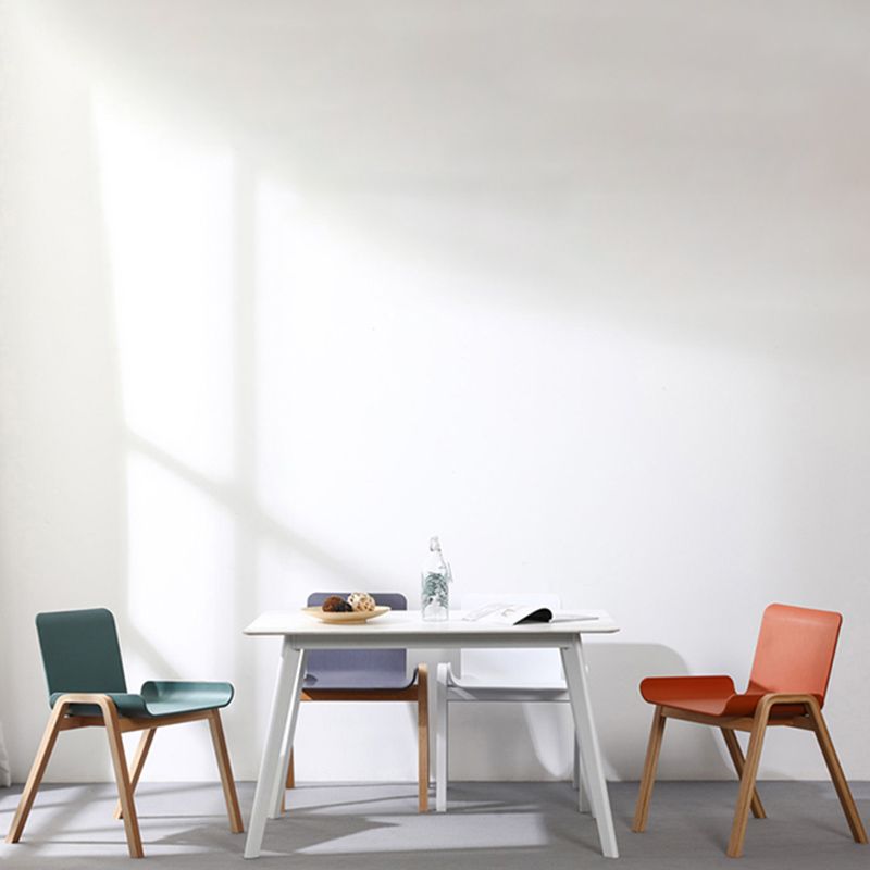 Sillón de comedor apilable escandinavo con respaldo macizo y patas de madera