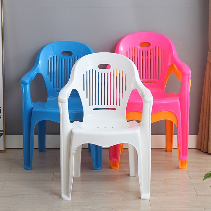 El plástico interior moderno que cena el brazo preside Windsor apilable que cena los sillones