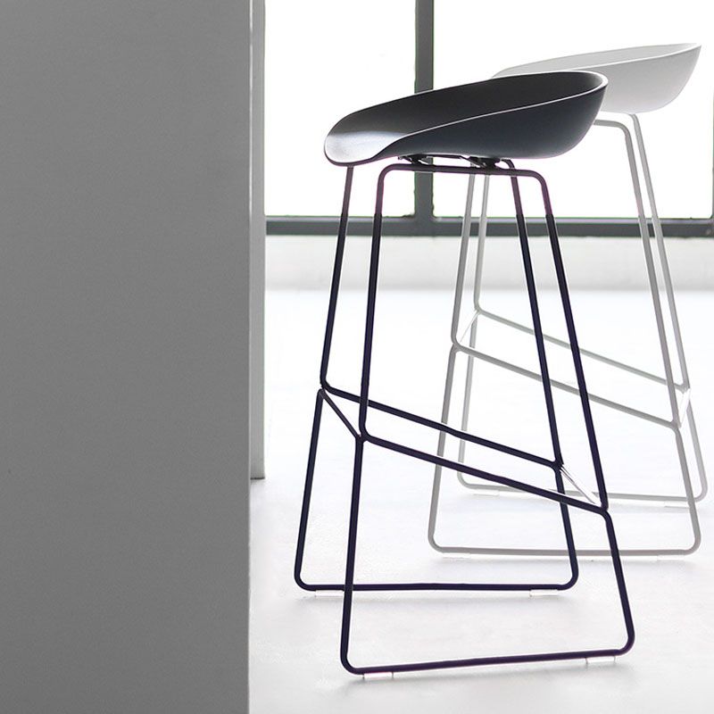 Moderner Barhocker mit Schlittenbeinen, PP-Schalensitz-Barhocker für Thekenbar