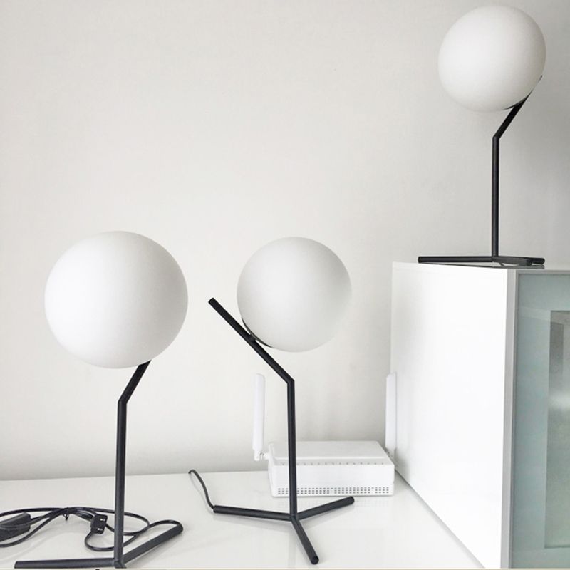 Moderne statief tafelverlichting metaal 1-licht slaapkamer nachtlampje met bal witte glazen schaduw