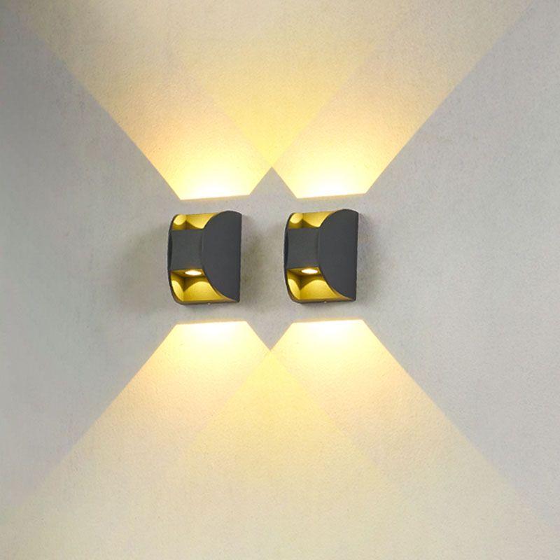 Prononi murali minimalisti contemporanei su e giù per il corridoio del portico