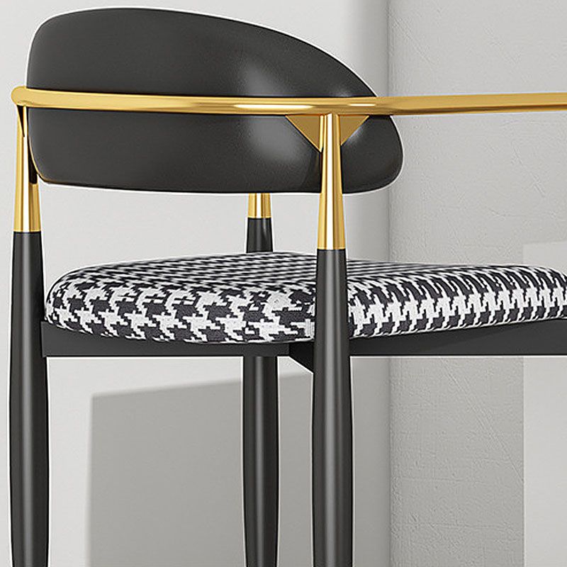 Silla de comedor tapizada casera moderna con respaldo abierto y acabado mate