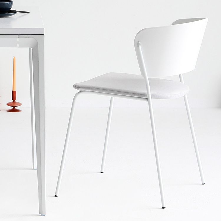 Binnen de stoelen voor de zijkant van de binnenkant van de binnenkant van de achterstoelen.