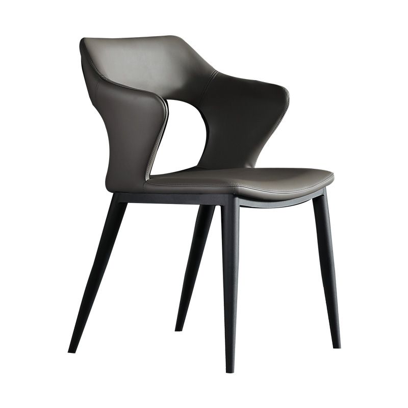 Silla de comedor contemporánea de cuero con respaldo abierto y patas negras