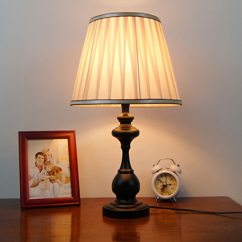 Taste en tissu plissé Light moderne 1 lampe de lecture beige moderne, base en métal noir incurvé