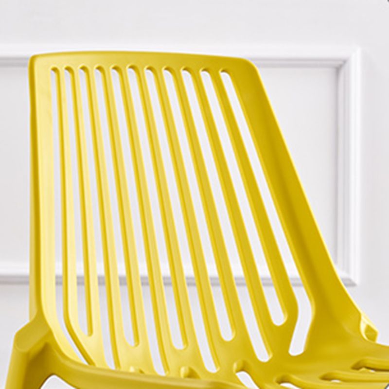 Chaise latérale en plastique contemporaine de restaurant finition mate chaise de salle à manger arrière à lattes