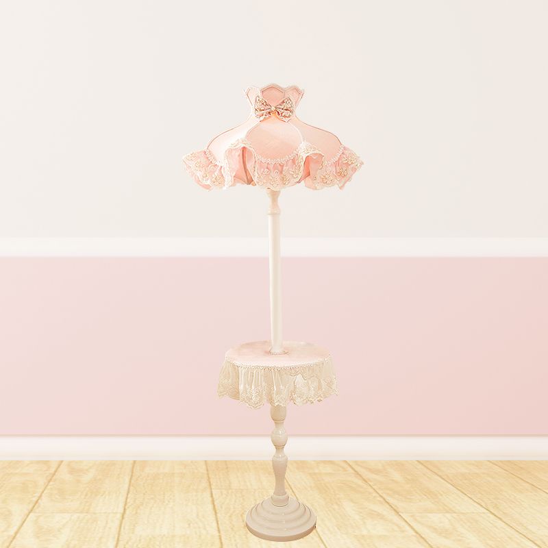 Vestido de encaje de tela Fabric de tela Nordic 1 Bulbo Pink Stand Up Lamp con mesa de madera blanca