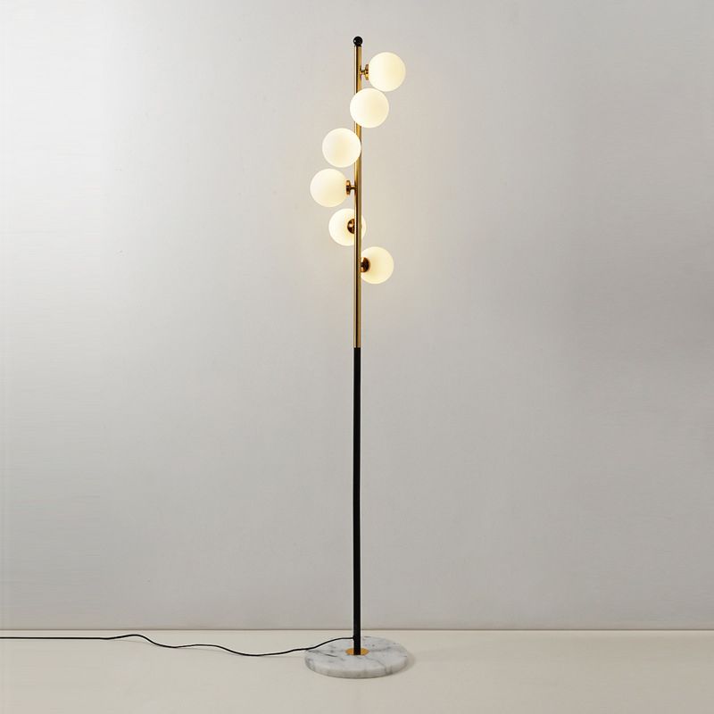 Gold- und Schwarzkugelbodenbeleuchtung minimalistische 6-Kugel-Creme-Glas-Stehbaumlampe mit Spiraldesign