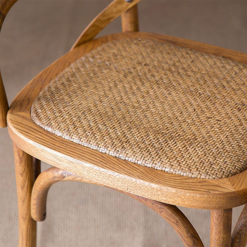 El comedor de madera del cortijo preside los sillones de comedor de mimbre para el uso del restaurante