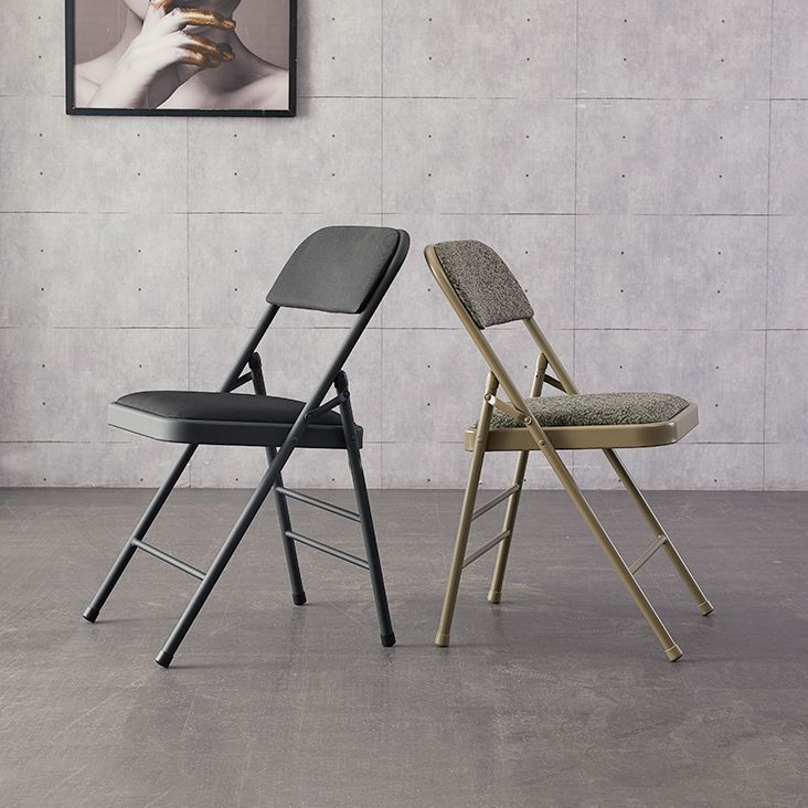 Les chaises latérales tapissées se pliantes de style industriel ouvrent les chaises latérales de salle à manger arrière