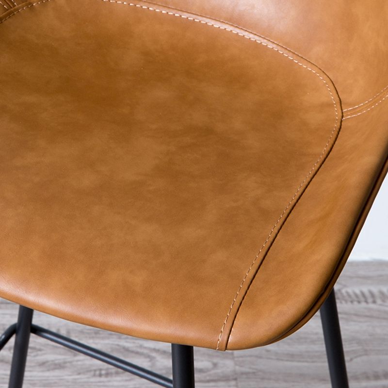 Tabouret de bar en cuir et métal noir, tabouret de comptoir scandinave à dossier bas Bristol avec siège baquet