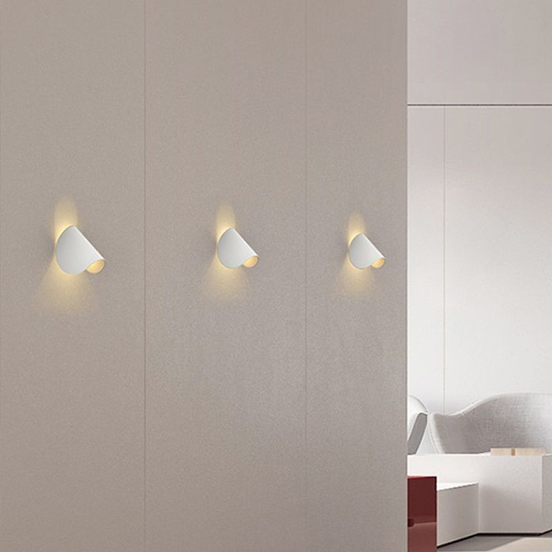 Gebogene geformte LED -Wandleuchte minimalistische metallische Wohnzimmerwandbeleuchtung