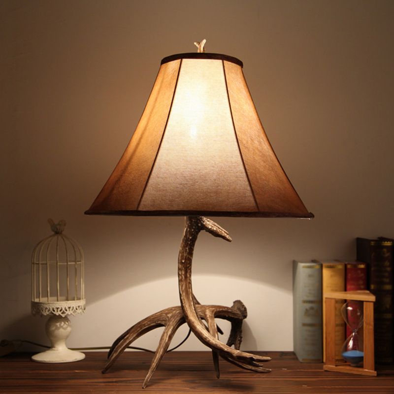 Lampada da notte svasata ampia marrone in tessuto da fattoria, lampada da tavolo per camera da letto con 1 testa e base in corna