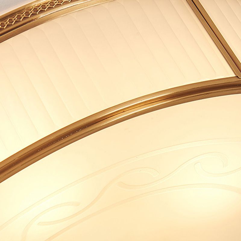 Plafonnier circulaire doré de style artistique colonial, plafonnier d'intérieur en cuivre avec abat-jour en verre