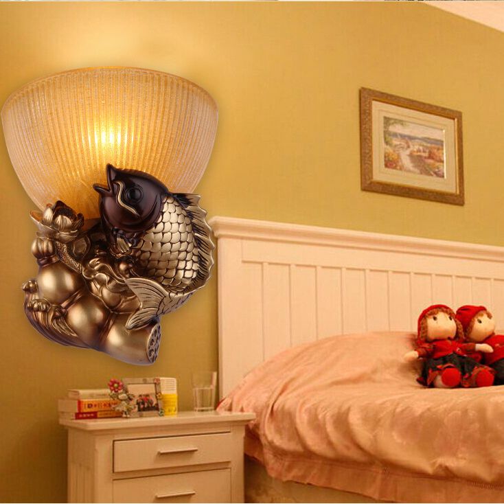 Tazón lámpara de pared de la cama estilo rústico vidrio ámbar 1 cabeza de oro Idea de iluminación de pared con pescado y decoración de loto
