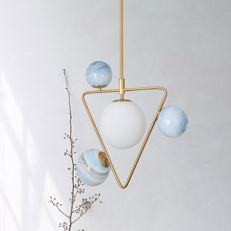 4-head Loft House Kroonluchter Mid Century Gold Pendant Lamp met driehoek ijzeren frame en Orb gekleurde glasschaduw