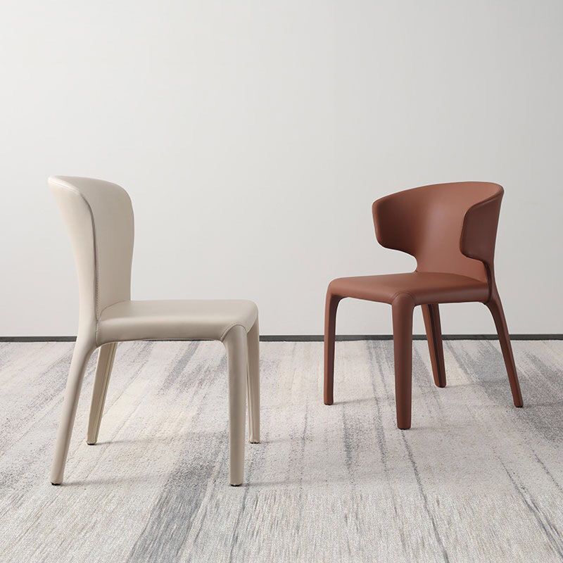 Silla de comedor individual con respaldo sólido y acabado mate de cuero estilo diseñador