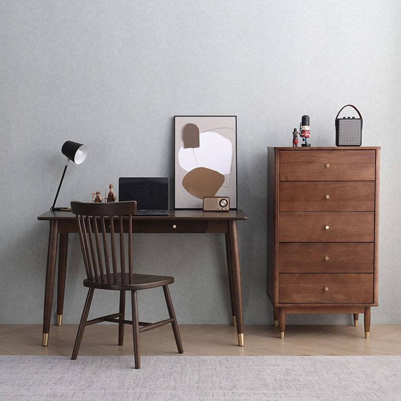 Sedia da sala da fuoco in legno scandinavo.
