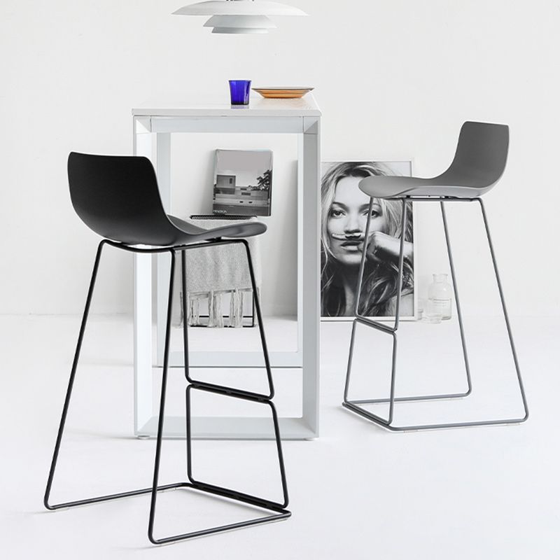 Modern Style Bar-stool Bucket Plastic Bar Stool with Metal Legs for Home